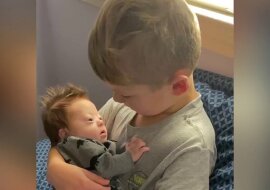 Sześciolatek śpiewa bratu piosenkę Biebera. Niezwykła miłość i troska