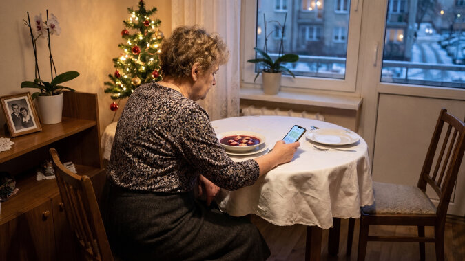Powiedziałam córce, że jej mąż pożyczył ode mnie dziesięć tysięcy "na samochód" i od dwóch lat nie oddał ani złotówki. Wigilię córka zrobiła w tym roku u siebie, dla całej rodziny. Mnie przysłała esemesa z życzeniami