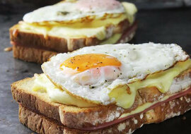 Kanapka Croque madame - śniadanie jak we francuskiej kawiarni
