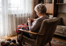 Co roku od października robię na drutach swetry na święta - dla każdego wnuka inny wzór. W Wigilię wyszłam do kuchni po kompot i usłyszałam, jak synowa mówi półgłosem do dzieci: "Zdejmiecie w aucie, jak zawsze"