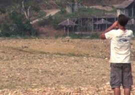 Za chwilę do tego mężczyzny przybiegną zwierzęta którymi się opiekuje, coś pięknego