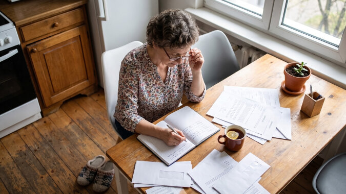 Uszczelki w nowych oknach puściły po roku - firma odpisała, że "takie są normy". Syn machnął ręką: "nie wygrasz z firmą, mamo, szkoda nerwów". Przez zimę pisałam: reklamacja, odwołanie. W sierpniu wymienili mi wszystkie trzy okna