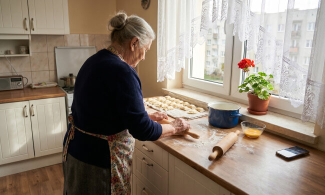 Wnuczka miała szesnaście lat i wstydziła się chodzić ze mną do galerii - mówiła, że za wolno idę. W maju poprosiła, żebym nauczyła ją robić pierogi na imprezę ze znajomymi. Lepiłyśmy do drugiej w nocy