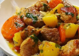 Sycący, aromatyczny i bardzo smaczny gulasz wiejski