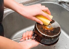 Przypalony garnek? To najlepszy sposób na umycie