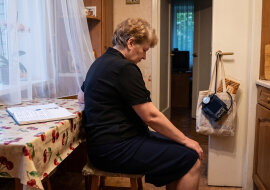 Na stypie po mamie pani Wiesia z parteru złapała mnie za rękę i powiedziała, że dobrze, że mieszkanie zostaje w rodzinie. "Mama mówiła, że jak u notariusza przepisała je na Mirka, to wreszcie mogła spać spokojnie"