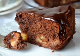 Smażone ciasto czekoladowe z kawałkami jabłka. Niecodzienne przygotowanie, a tak samo pyszne, jak pieczone