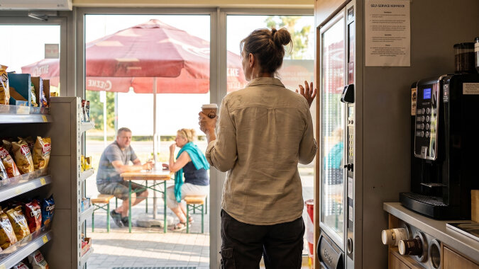 Zatrzymałam się na stacji pod Piotrkowem po drodze z działki. Przy stoliku siedział mój mąż z kobietą w moim szaliku - tym z Turcji, który "zgubił się na lotnisku" dwa lata temu