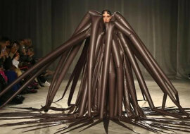 Modelki wyszły na wybieg w zaskakujących strojach z mackami