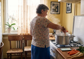 Przed ślubem wnuczka przyjechała do mnie na cały weekend - nauczyć się rosołu i zapytać o rzeczy, o które "mamy nie może". Gadałyśmy do drugiej w nocy. Jej matka, moja synowa, obraziła się na nas obie