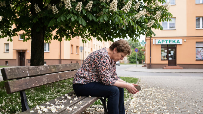 Brat mieszkał z mamą i mówił, że cała jej emerytura idzie na leki, dlatego dokładałam co miesiąc pięćset złotych. Po pogrzebie poszłam do apteki. Pani sprawdziła w komputerze: ostatni zakup w lutym, zamienniki za trzydzieści dwa złote