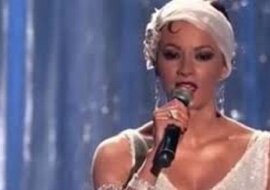 Weszła na scenę w stroju z filmu bodyguard. Posłuchaj jak śpiewa