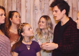 Siostry słuchają brata śpiewającego „I won't give up”. Chwle póznej dołączają do niego. Niesamowite