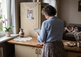 Tablet w kuchni mamy męża - wnuki oglądają na nim bajki, jak przyjeżdżają. W sobotę tablet mrugnął: nowe zdjęcia z telefonu męża, samo się zgrywa. Jezioro, pomost, koc i dwie pary bosych stóp. Mąż był w sobotę "na rybach z Edkiem"