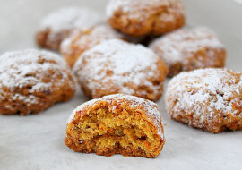 Chrupiące ciasteczka marchewkowe z orzechami włoskimi
