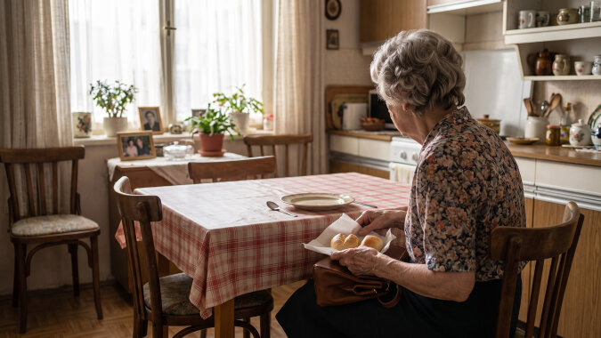 Brat wziął mamę do siebie - "będzie miała opiekę, a nie sama w bloku". W niedzielę przywiózł ją do mnie na imieniny. Mama zjadła dwa talerze rosołu, a potem, kiedy myślała, że nie patrzę, schowała do torebki dwie bułki z koszyka