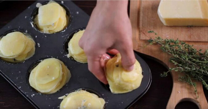 Pokrój ziemniaki w plasterki i umieścić je na blaszce do muffinek. To będzie ulubione danie twojej rodziny
