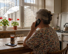 Syn kupił mi na urodziny nowy telefon. Ładny, drogi. Po tygodniu okazało się, że zainstalował aplikację, która przesyła mu listę moich połączeń