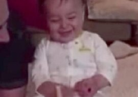 Dziecko otrzymało nową zabawkę. Ze śmiechu mama prawie upuściła aparat