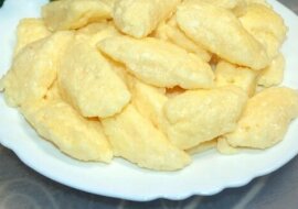 Takie leniwe pierogi gotuję już od kilku lat: bez mąki, bez wyrabiania ciasta rękami, bez wałkowania i w zaledwie 20 minut