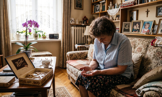 Córka wzięła moje złoto do swojego sejfu - "mamo, u ciebie w bloku włamania". Na komunii wnuczki miała na szyi łańcuszek mojej mamy, z medalikiem. Zapytałam. "Przecież i tak nie nosisz"
