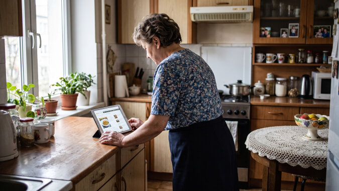 Wnuk przy każdym niedzielnym obiedzie siedział z telefonem - gderałam, że nawet rosołu nie zje jak człowiek. Sąsiadka pokazała mi stronę "Obiady u babci Zosi": czterdzieści dwa tysiące osób, zdjęcia moich pierogów