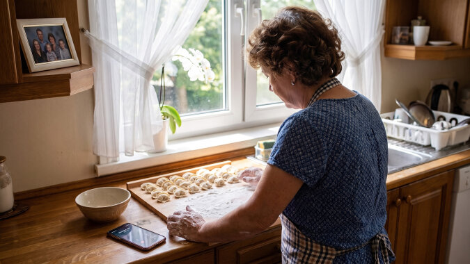 Po dwudziestu ośmiu latach w szkolnej stołówce dyrektor pożegnał mnie przy całym gronie: "od września catering, pani może już odpocząć". We wrześniu wnuczka mówiła, że obiady przyjeżdżają w folii i połowa idzie do kosza