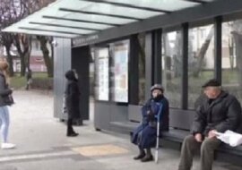 Staruszka upadła na przystanku, gdy zobaczysz kto jej pomógł będziesz w zaskoczony