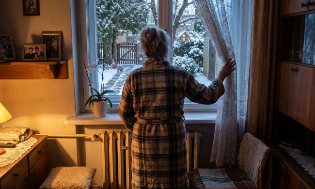 Odkąd zostałam sama, ktoś każdej zimy przed szóstą odśnieża mi kawałek od furtki do drzwi. Byłam pewna, że to sąsiad Heniek, i co roku nosiłam mu za to sernik