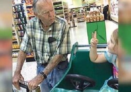 4-latka w sklepie nazwała mężczyznę “starym”. Jego reakcja wprawia mamę dziewczynki w osłupienie