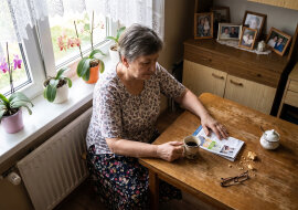 Pilnuję wnuków w każdy wtorek i czwartek, od przedszkola. W maju poprosiłam o jeden wolny czwartek w miesiącu - chciałam na basen z Grażyną. Córka spojrzała znad telefonu: "a co my niby zrobimy z dziećmi?"