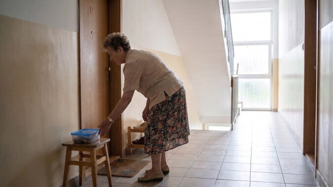 Studentowi z naprzeciwka zostawiam obiady, od dwóch lat - córka mówi, że "dokarmiam obcych za swoją emeryturę". W czerwcu złamałam rękę. Przez sześć tygodni zakupy, śmieci - Bartek. Córka przyjechała raz i zapytała, ile mu za to płacę