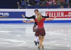 Para łyżwiarzy wchodzi na lód. Zaczyna się ich niezwykły taniec, a wszyskim opadają szczęki