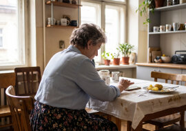 Po tym, jak zimą zasłabłam na klatce, córka włączyła mi w telefonie lokalizację - żeby była spokojniejsza. W czwartek przy obiedzie pochwaliła się, że widziała, że byłam w banku. Nikomu nie mówiłam o banku