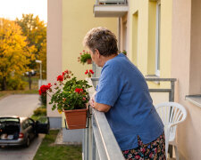 Zięć przywiózł mi na październik swojego ojca po wylewie - "we dwoje raźniej, a ty masz wprawę po mamie". Wprawę mam, znam też stawki opiekunek. Policzyłam jak z ogłoszenia: trzydzieści złotych za godzinę, rozliczenie co piątek