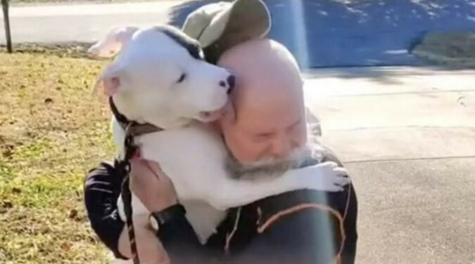 Pies ze schroniska po raz pierwszy spotyka swoich nowych właścicieli i nie może przestać się do nich przytulać