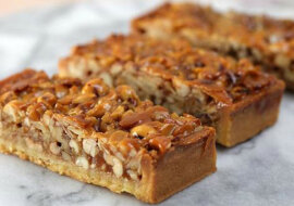 Karmelowe ciasto z orzechami: bardzo proste i pyszne