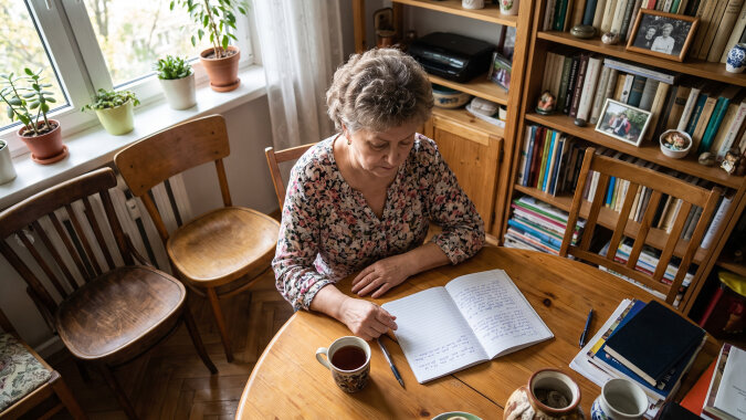 Dzieci od roku suszą mi głowę, żebym założyła aparat słuchowy - "przecież nic nie słyszysz, mamo". Aparat noszę od marca. Nie powiedziałam im. Przy niedzielnym obiedzie rozmawiają przy mnie jak przy doniczce