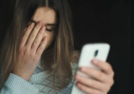 Znalazła u męża w telefonie romantyczne wiadomości, a w rezultacie złożyła pozew o rozwód...
