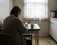 Syn prosił o 15 tysięcy na spłatę komornika. Dałam ostatnie oszczędności. Tydzień później synowa napisała "zobacz, jaki prezent mi kupił"