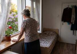 Syn wrócił do mnie "na miesiąc" po rozwodzie. Minęły dwa lata. Zajął większy pokój, sprowadził nową partnerkę, a kiedy nieśmiało wspomniałam o rachunkach za prąd, powiedział: "Mamo, przecież ci pomagam - jesteś dzięki mnie nie sama"