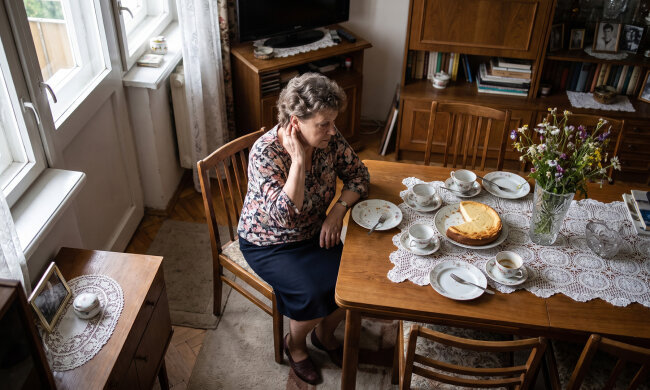 Córka wyrzucała mi przy ludziach, że "nic nie słyszysz, mamo, wstyd", ale na aparat "szkoda teraz, drogie to". Kupiłam sama - mały, za uchem, pod włosami go nie widać. Nikomu nie powiedziałam