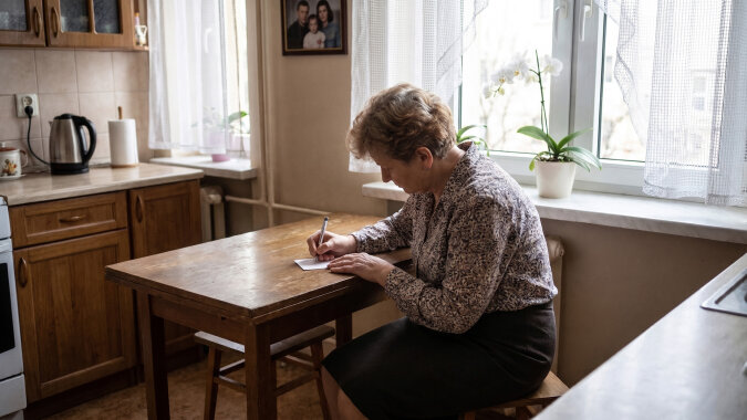 Mąż od emerytury we wtorki i czwartki siedzi w garażu na Kolejowej, "bo tam ma spokój i narzędzia". W listopadzie zaniosłam mu zapomniane leki. W garażu stała kanapa, której nie znałam, na niej koc w kratę