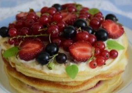 Domowe kruche ciasto z jabłkami i wiśniami - pyszne i aromatyczne