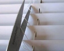 Przecięła linki na starych żaluzjach i zrobiła wspaniały element do wnętrza