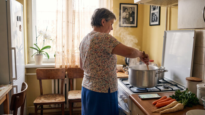 Przed ślubem wnuczka przyjechała do mnie na cały weekend - nauczyć się rosołu i zapytać o rzeczy, o które "mamy nie może". Gadałyśmy do drugiej w nocy. Jej matka, moja synowa, obraziła się na nas obie