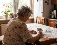 Mama trzymała na książeczce "na pogrzeb" dwadzieścia tysięcy. W maju pojechałyśmy do banku dopisać mnie do konta. Pani powiedziała, że konto zamknięte w styczniu, pieniądze wypłacone. Mama nie była w banku od zimy - pełnomocnictwo miał brat