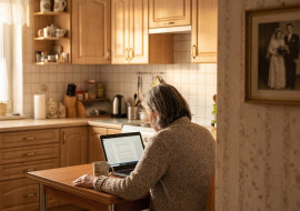 Mąż przez całe życie mówił, że dom jest nasz wspólny. Po trzydziestu latach okazało się, że dom jest zapisany na jego matkę, która nie żyje od dwóch lat. Nikt nie przeprowadził spadku
