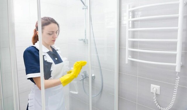 Jak wyczyścić kabinę prysznicową z osadu mydlanego? Tajemnice profesjonalistów