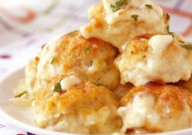 Delikatne kulki z kurczaka w sosie serowo-śmietanowym